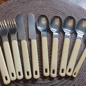 ニュージャパンテーブルウェア　カトラリーセット　レトロ　未使用 ヴィンテージ ノースランド ステンレス カトラリーセット：クリーム色