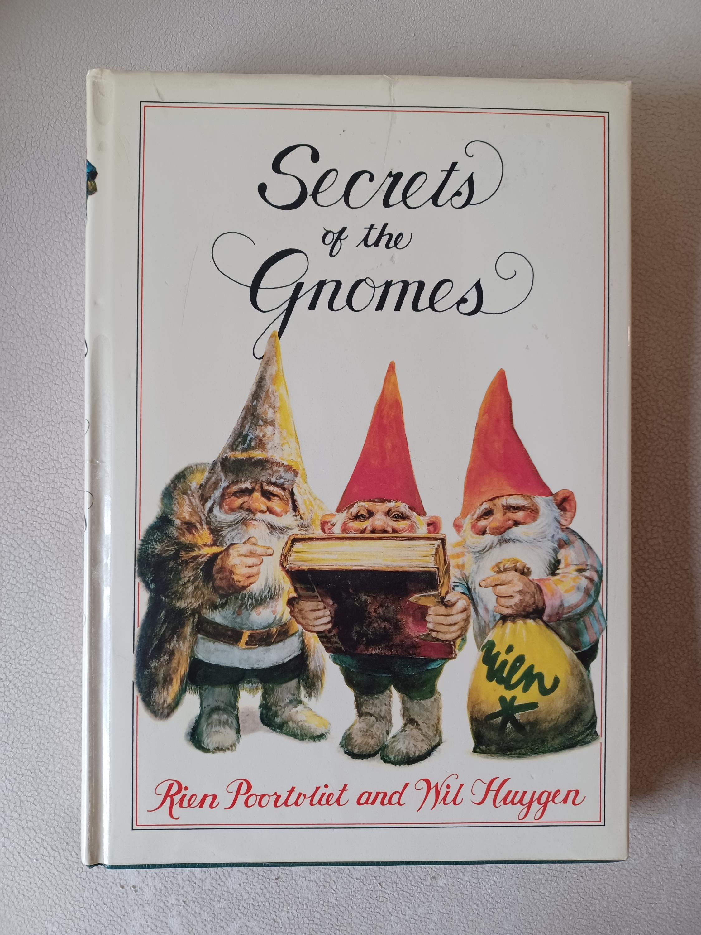 洋書 Secrets of the Gnomes - Rien Poortvliet il_fullxfull.6168557604_19eh.jpg