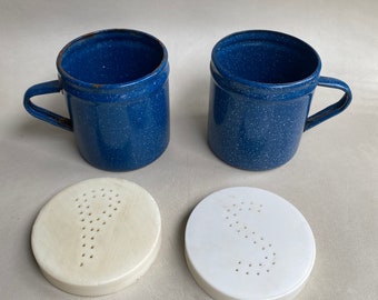 Tasses à sel et à poivre vintage en émail bleu