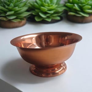 Cuenco de cobre antiguo con pedestal de Coppercraft Guild en perfecto estado