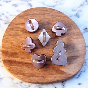 Cortadores de galletas de aluminio y cobre vintage con forma de bridge, cartas de fiesta, corazones, espadas, tréboles, diamantes y un círculo con un muñeco de nieve adicional