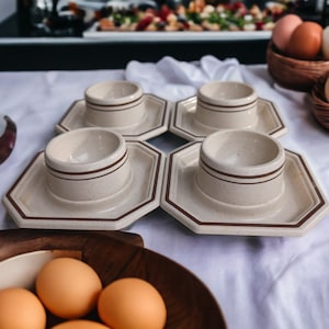 西ドイツの EMFA によるヴィンテージ プラスチック メラミン エッグ カップ 4 個セット (トレイ付き)