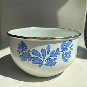 Vintage Pfaltzgraff Metal Bowl With Yorktowne Blue American Folk Art Pattern