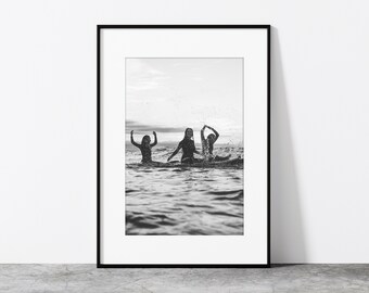 Decoración del hogar Mujeres surfistas celebrando. Impresión de calidad única. Fotografía minimalista en blanco y negro de ondas verticales. Arte feliz de amigas. océano