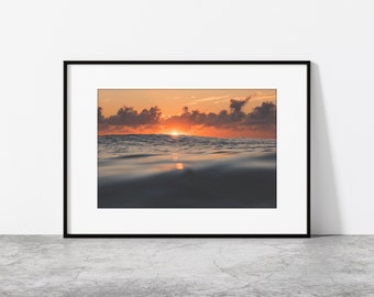 Decoración del hogar Foto del océano al amanecer para el hogar. Impresión artística única y fina de sol de surf minimalista horizontal para pared. Colores dorados del océano Filipinas