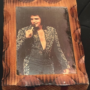 Elvis Presley Vintage 1970er Foto, das auf der Bühne singt, Polyurethan auf 1 ”Holz Vintage Sammlerstück