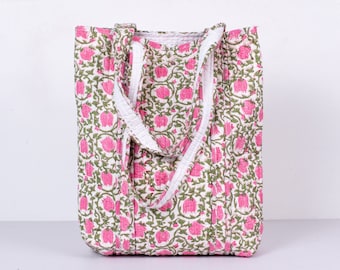 Handgemachte Stepptasche aus Baumwolle: Indische Schultertasche mit Blumenmuster