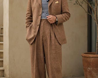 Abito da uomo in lino marrone rustico, due pezzi stile anni '20, perfetto per matrimoni estivi in spiaggia.