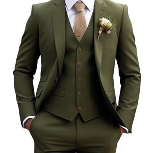 Op de afbeelding: Een driedelig pak in donkergroene kleur. Het pak bestaat uit een jas, een vest en een broek. De jas heeft een revers met een inkeping en een enkele knoopsluiting. Het vest heeft een vijfknoopsluiting. De broek heeft een platte voorkant en een rits.