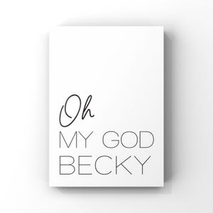 Puede incluir: Impresión rectangular blanca con la frase negra «Oh MY GOD BECKY». La palabra «Oh» está en cursiva, el resto del texto en una fuente sans-serif.