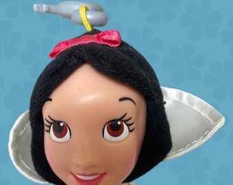 Retro 90s Princess Snow White Head Keychain - Vintage Millennial