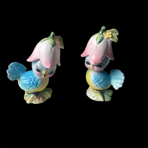 Salero y pimentero vintage antropomórfico con sombrero de tulipán y pájaro azul: decoración de cocina kitsch de los años 50