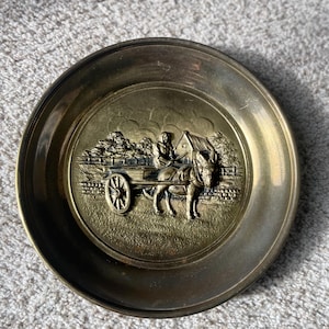 Vintage messing rond bord - scène met boerenwagen en ezelvelden - midcentury modern huisdecor - hangende muurdecoratie