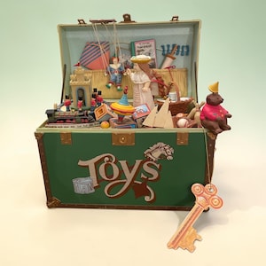 1980s Enesco Music Box Toy Symphony Treasure Chest - Working