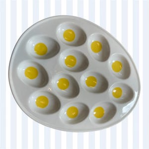 Påskdeviled Egg-fat - Festliga stengodsfat - Kitschy Spring Kitchen Decor and Servingsware