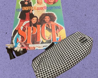 Mini pack de regalo de cultura pop retro de los 90: biografía de las Spice Girls, llavero con forma de zapato de plataforma y neceser Caboodles con estampado de pata de gallo.