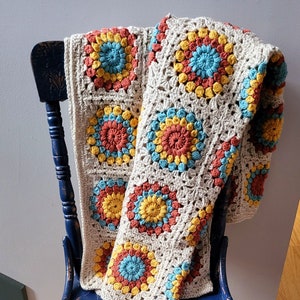 Gehäkelte handgemachte afghanische Decke mit Sunburst Oma Quadraten