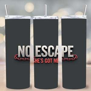 Escape She's Got Me 20 oz Tumbler Wrap PNG, Saint-Valentin drôle ou conception de sublimation de fiançailles, Art de gobelet skinny humour, cadeau pour lui
