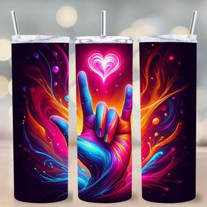 Könnte beinhalten: Drei Edelstahlbecher mit bunten abstrakten Designs. Der mittlere Becher zeigt eine Hand, die das amerikanische Zeichensprache-Zeichen für "Ich liebe dich" mit einem rosa Herzen darüber macht.
