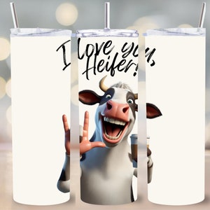 Könnte beinhalten: Ein weißer Becher mit einer schwarz-weißen Comic-Kuh, die eine Tasse Kaffee hält. Der Text "I Love You Heifer!" ist auf dem Becher geschrieben.