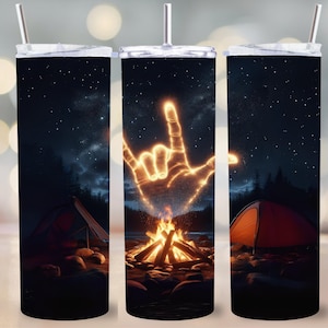 Könnte beinhalten: Ein Edelstahlbecher mit schwarzem Hintergrund, der ein Lagerfeuer mit einer leuchtenden Hand zeigt, die das 'Ich liebe dich'-Zeichen in der Luft macht. Die Szene spielt sich vor einem sternenklaren Nachthimmel mit einem roten Zelt auf jeder Seite des Lagerfeuers ab.