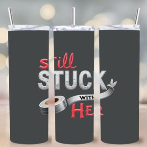 Grappige verjaardag beker wrap png, nog steeds vast met haar ducttape ontwerp, 20 oz bekers, sublimatie digitaal bestand, cadeau voor hem, Valentijn