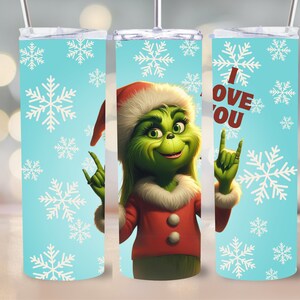 Könnte beinhalten: Eine grüne Grinch-Figur, die einen Weihnachtsmann-Hut und einen rot-weißen Anzug trägt, vor einem Hintergrund mit Schneeflockenmuster. Der Text "I LOVE YOU" befindet sich auf der rechten Seite des Bildes.
