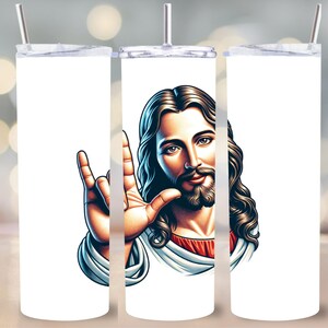 Könnte beinhalten: Ein weißer Becher mit einem bunten Bild von Jesus, der das 'Ich liebe dich'-Zeichen in amerikanischer Gebärdensprache macht. Das Bild ist auf der Vorderseite des Bechers gedruckt.