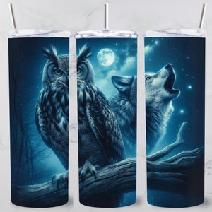 以下が含まれることがあります： フクロウとオオカミが月に向かって吠えているデザインの青と白のタンブラー。背景は濃い青で星が散りばめられています。