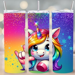 Könnte beinhalten: Ein Becher mit Einhorn-Motiv, Strohhalm und Deckel. Das Design zeigt ein Cartoon-Einhorn mit Regenbogenmähne und Horn, vor einem Farbverlauf aus Rosa, Orange, Lila und Blau. Der Becher ist mit Sternen und Glitzer verziert.