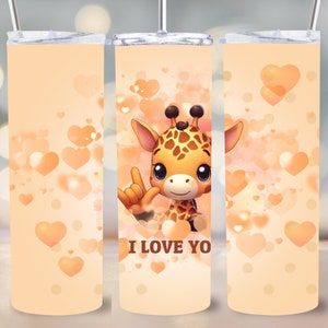 Könnte beinhalten: Ein Edelstahlbecher mit einem pfirsichfarbenen Hintergrund und einer Cartoon-Giraffe mit dem Text "I LOVE YOU". Der Hintergrund ist mit pfirsichfarbenen Herzen verziert.