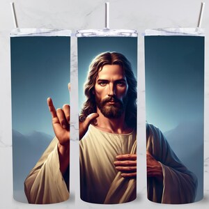 Könnte beinhalten: Ein Edelstahlbecher mit einem farbenfrohen Bild von Jesus Christus. Das Bild zeigt Jesus mit erhobenem Arm in einer Segensgeste. Der Becher ist eine großartige Möglichkeit, seinen Glauben zu zeigen und sein Lieblingsgetränk zu genießen.