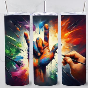 Könnte beinhalten: Drei farbenfrohe, abstrakte Kunstdesigns auf Edelstahlbechern. Die Designs zeigen eine Hand, die mit bunter Farbe bemalt ist, Pinsel und Farbspritzer.