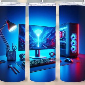Op de afbeelding: Een blauwe en zwarte gaming-opstelling met een computer, toetsenbord, muis en bureaulamp. De computermonitor toont een futuristische stadsscène met een helder blauw licht.