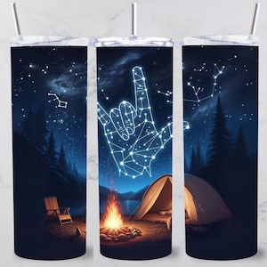 Könnte beinhalten: Ein Edelstahlbecher mit einem Design eines sternenklaren Nachthimmels, einem Lagerfeuer, einem Zelt und einer Hand, die das Zeichen für 'Ich liebe dich' in Deutscher Gebärdensprache macht.