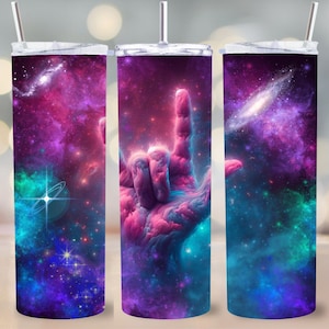 Könnte beinhalten: Drei Edelstahlbecher mit Galaxie-Druck. Die Becher zeigen eine rosa, blaue und violette Galaxie mit Sternen und eine Hand, die das Zeichen „Ich liebe dich“ in Deutscher Gebärdensprache macht.