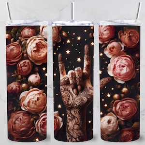 Könnte beinhalten: Drei Edelstahlbecher mit Blumenmuster, wobei der mittlere Becher eine Hand mit Henna-Kunst und Sternen zeigt.