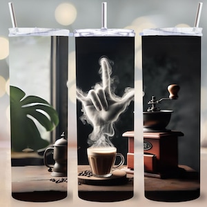 Könnte beinhalten: Drei Edelstahlbecher mit unterschiedlichen Designs. Der erste Becher zeigt eine grüne Pflanze und eine Kaffeekanne. Der zweite Becher zeigt eine Hand, die das Zeichen „Ich liebe dich“ in Gebärdensprache macht, mit Dampf, der aus der Hand aufsteigt. Der dritte Becher zeigt eine antike Kaffeemühle mit einem Holzgriff.