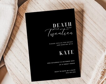 Op de afbeelding: Zwart-witte uitnodigingskaart met de tekst "Death to my Twenties" en details voor een feest. De uitnodiging bevat de datum, tijd en locatie van het evenement. RSVP-informatie is ook inbegrepen.