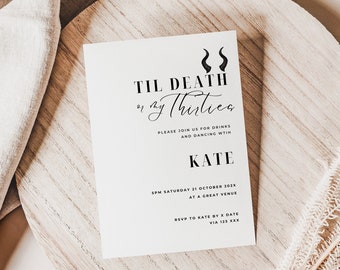 Op de afbeelding: Een witte uitnodigingskaart met zwarte tekst die "Til Death or My Thirties" luidt. De uitnodiging is voor een feest op zaterdag 21 oktober 2023, op een geweldige locatie. RSVP naar Kate vóór X via 123 123.