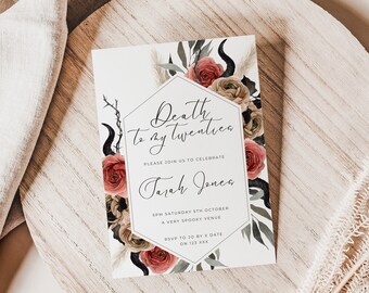 Op de afbeelding: Een witte uitnodigingskaart met een bloemige rand en een zwart zeshoekig frame. De tekst in het frame luidt "Death to my twenties" en bevat de naam "Tarah Jones" en details voor een feest.