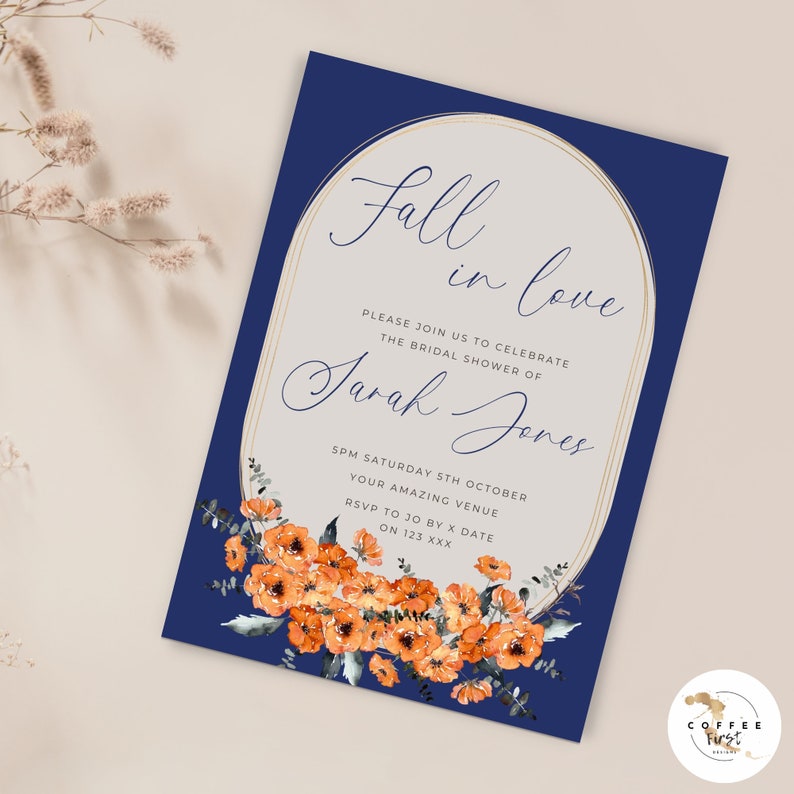 K&ouml;nnte beinhalten: Eine marineblaue Einladung zur Bridal Shower mit einem goldenen ovalen Rahmen. Der Text im Rahmen lautet "Fall in love" und "Bitte feiern Sie mit uns die Bridal Shower von Sarah Jones". Die Einladung enth&auml;lt auch das Datum, die Uhrzeit und den Ort der Shower. Am unteren Rand der Einladung befindet sich eine Aquarell-Illustration von orangefarbenen Blumen.