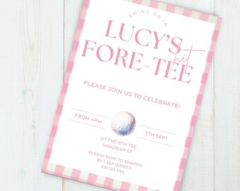 Może przedstawiać: Różowe i białe zaproszenie w kratkę na imprezę w stylu golfowym. Zaproszenie zawiera napis "Swing on in Lucy's Fore-Tee" oraz datę, godzinę i miejsce imprezy.