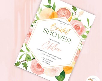 Könnte beinhalten: Eine weiße Einladung zu einer Bridal Shower mit einem goldenen sechseckigen Rahmen. Der Rahmen ist mit Aquarell-Illustrationen von rosa Rosen, grünen Blättern und Zitrusfrüchten verziert. Der Text lautet "Bitte schließen Sie sich uns an zu einer Bridal Shower zu Ehren von Chloe 17:00 Uhr Samstag, 5. September 202X Ein sehr schöner Ort RSVP an Sarah bis zum X Datum unter 123 XXX Citrus Bridal Shower Invite"