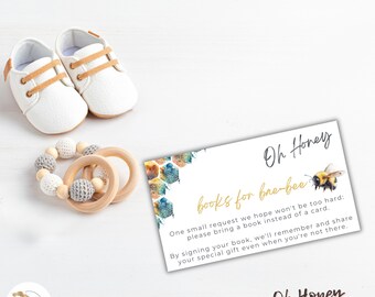 Może przedstawiać: Biała kartka z pozłacanymi literami, na której widnieje napis "Oh Honey, books for bee-bee". Na kartce znajduje się akwarelowa ilustracja plastra miodu i pszczoły. Tekst na kartce brzmi: "Mała prośba, mamy nadzieję, że nie będzie zbyt trudna: przynieś książkę zamiast kartki. Podpisując swoją książkę, będziemy o niej pamiętać i podzielimy się twoim wyjątkowym prezentem, nawet gdy nie będziesz obecny."