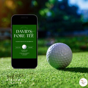 Puede incluir: Un smartphone muestra una invitaci&oacute;n con tem&aacute;tica de golf verde con el texto "DAVID'S FORE-TEE" y detalles del evento. Una pelota de golf descansa sobre c&eacute;sped verde junto al tel&eacute;fono. La invitaci&oacute;n es para un 40 cumplea&ntilde;os.
