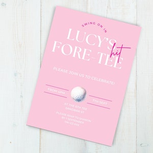 Puede incluir: Invitación rosa con texto blanco que dice "Swing on in Lucy's Fore-Tee" con un gráfico de bola de golf. La invitación también incluye el texto "Please join us to celebrate!" y detalles sobre el evento, incluyendo la fecha, la hora y la ubicación.