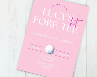 Może przedstawiać: Różowe zaproszenie z białym tekstem, który brzmi "Swing on in Lucy's Fore-Tee" z grafiką piłki golfowej. Zaproszenie zawiera również tekst "Please join us to celebrate!" oraz szczegóły dotyczące wydarzenia, w tym datę, godzinę i miejsce.
