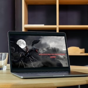 Könnte beinhalten: Ein Laptop mit einem dunklen Hintergrundbild einer Person, die auf einem schwarzen Drachen vor einem Vollmond reitet. Der Text auf dem Bild lautet "Ich bin der Himmel und ich besitze die Macht jedes Sturms, der die Erde bedroht. Ich bin das Weiß..."