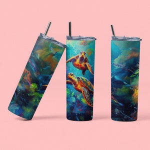 Op de afbeelding: Drie roestvrijstalen bekers met een kleurrijk abstract ontwerp met zeeschildpadden die zwemmen in een blauwe en groene oceaan. De bekers hebben deksels en rietjes.